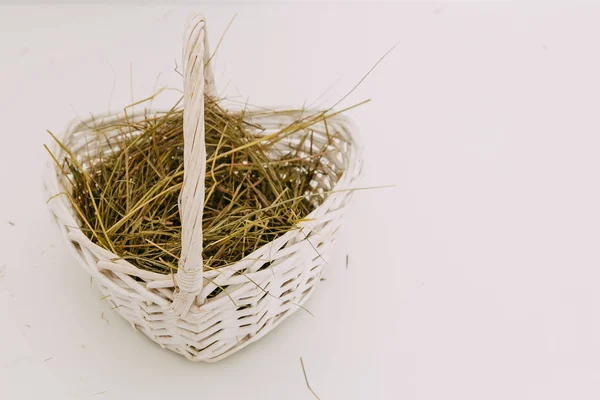 Cesta de Pascua hecha a mano estilo Provenza cintas decoradas, flores aisladas sobre fondo blanco . — Foto de Stock