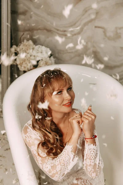 Портрет красивой милой девушки в ванной комнате, Белое будуарное утро невесты — стоковое фото