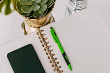 İş Günlüğü, defter. Yanında kalem olan boş kâğıtlar. Kendi kendini organize etme kavramı