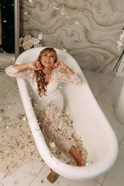 Sabah banyoda güzel bir gelinin portresi. Güzel kız ve tüylü tüy — Stok fotoğraf