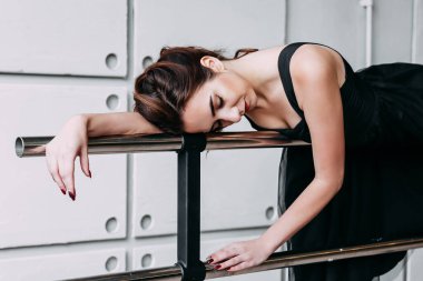 Profesyonel balerin gösteriden sonra dinleniyor. Sanat konsepti.