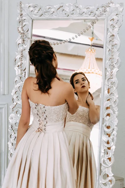 Jovem senhora elegante na frente do espelho — Fotografia de Stock