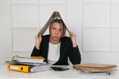 Yorgun ve bitkin bir kadın için yapılacak çok iş var. Bir yığın belge dizini, baş ağrısı ve depresyon