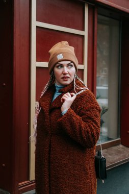 Güzel bir kızın olduğu büyük şehirde güzel bir kış günü. Sırt çantasıyla sokakta yürüyor..