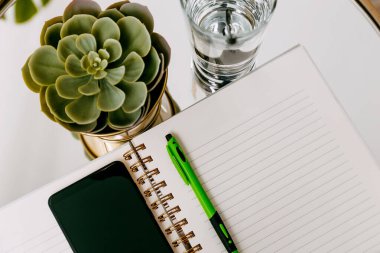 Boş günlük, defter, eskiz defteri. Planlar, hayat hikayesi. Düz yatıyordu