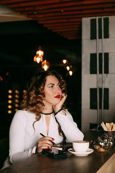 Elegante dama en un traje de negocios, en un restaurante en un bar solo —  Fotos de Stock