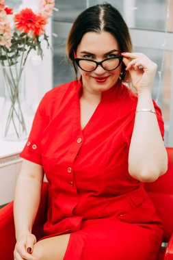 İş yerinde makyaj ustası..