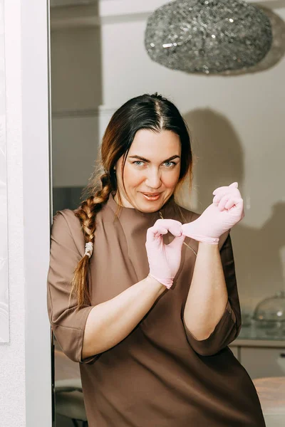 Mujer médica en guantes de goma, cosmetología —  Fotos de Stock