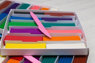 Birçok renkli plastik çubuklar beyaz arka planda yatar. Çocukların yaratıcılığı için. Boşluğu kopyala