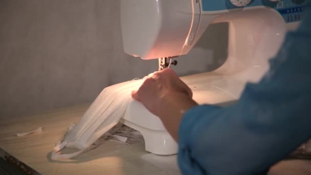 Costura Máscaras Médicas Quirúrgicas Haciendo Máscaras Fabricación Máscara — Vídeo de stock