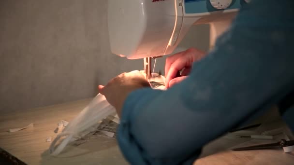 Costura Máscaras Médicas Quirúrgicas Haciendo Máscaras Fabricación Máscara — Vídeo de stock