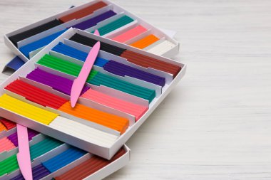 Beyaz arka planda renkli plasticin. Modellik için çok renkli plastikler, yakın çekim. Plastiğin karesi..