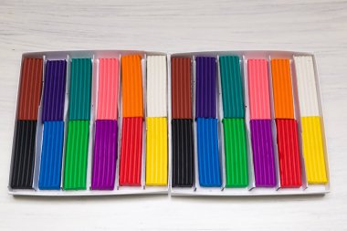 Beyaz arka planda renkli plasticin. Modellik için çok renkli plastikler, yakın çekim. Plastiğin karesi..