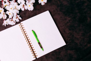 Vintage tablo üzerinde beyaz çiçek çiçekli boş defter. Yukarıdan kopya alanı ile görüntüle