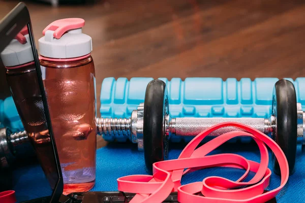Yoga paspas sporu ve sağlıklı yaşam konsepti için temel egzersizler. Evde fitness var. spor çevrimiçi