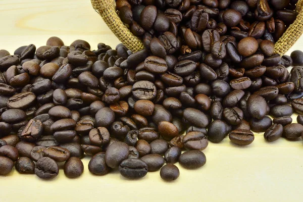 Çuval içinde kahve çekirdekleri yakın çekim
