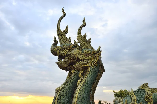 Naga heykel Kuzey Tayland eski Tapınağı'nda