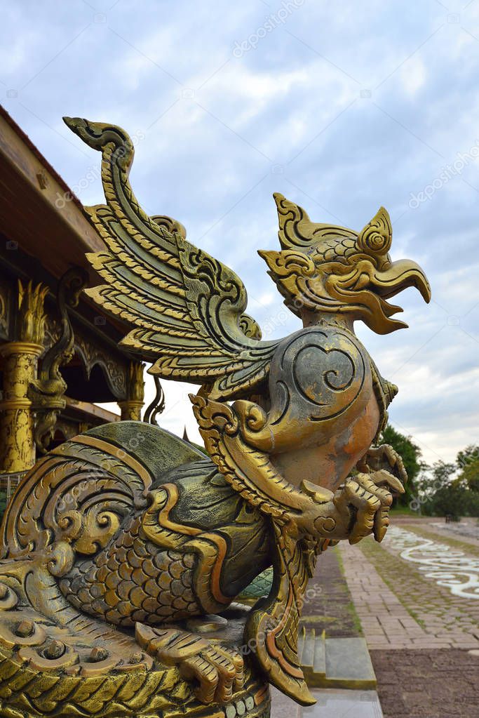 Escultura de Garuda  en el antiguo templo de norteTailandia 