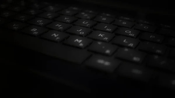 Teclado Negro Con Alfabeto Romano Blanco Letras Alfabéticas Cirílicas Oscuridad — Foto de Stock