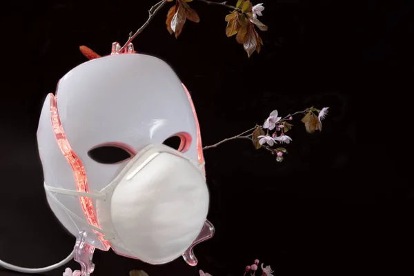 Solunum Koruyucu Maskesi Içinde Pembe Parlayan Renkli Terapi Maskesi Kiraz - Stok İmaj