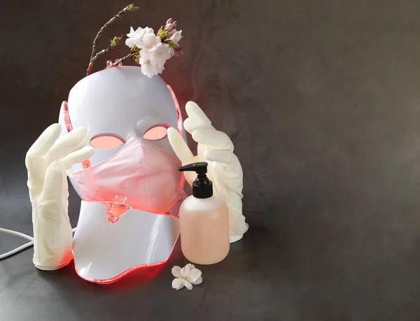 Koruyucu Maske Eldivenler Bir Şişe Sabun Kiraz Çiçeğiyle Parlayan Renkli Stok Fotoğraf