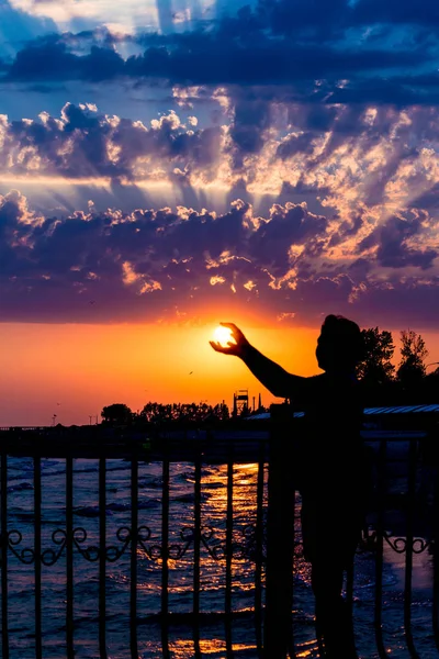 Majestic woman takes the setting Sun — Stock Fotó