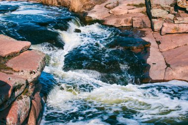 Gündüz vakti şelale kaynak suyu manzarası. Magmatik taşlar ürer..