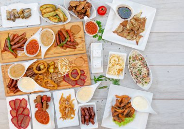 Restoran menüsünün düz kompozisyonu. Lezzetli abur cuburların ve bira kenarlarının üst görüntüsü: Hardal ve acı kırmızı soslu bavyera sosisi, kurutulmuş balık, tuzlanmış kraker ve kızarmış patates.