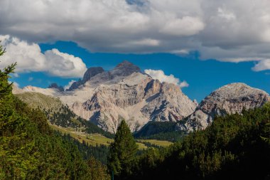 Dolomitlerin güzelliği. İtalya