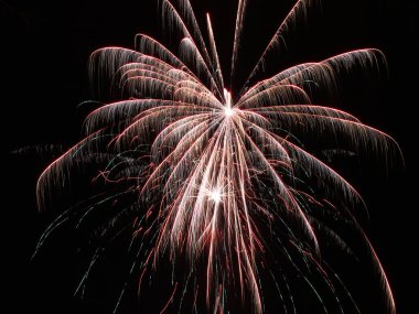 Gece gökyüzünde renkli havai fişekler