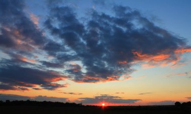 Ukrayna üzerinde renkli günbatımı