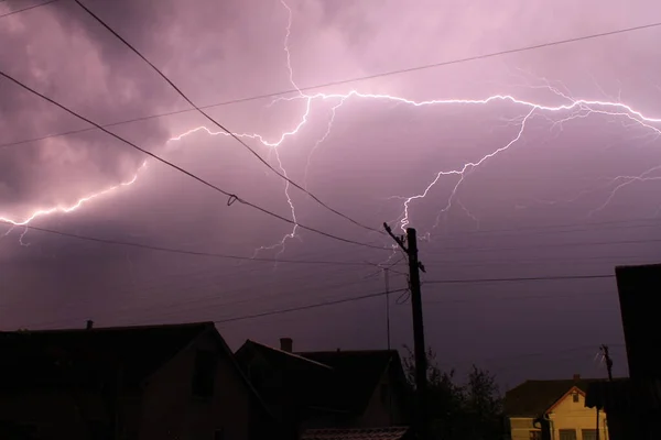 Bizarre Bliksem Boven Een Avondstad — Stockfoto