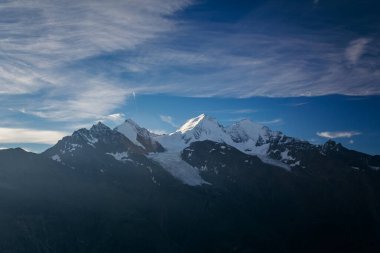 İsviçre Alpleri, Güzel Alpler, Bulutlardaki Dağlar