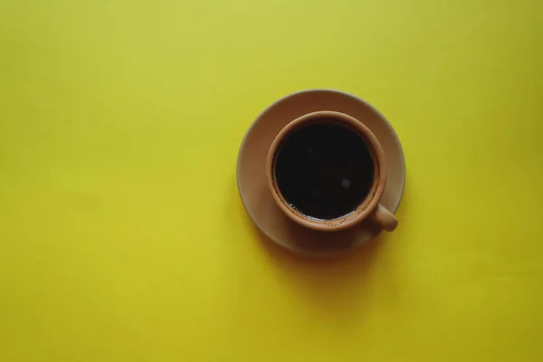 Tazza Caffè Sfondo Giallo Con Blocco Note — Foto Stock