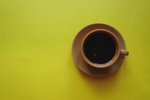Tasse Kaffee Auf Gelbem Hintergrund Mit Notizblock — Stockfoto