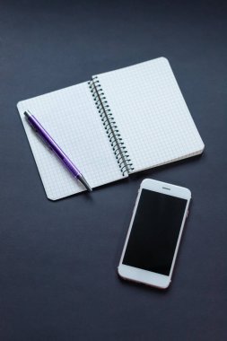 siyah arkaplan, kahve, kalem ve telefonlu defter