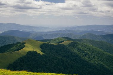 Gün batımları dağların üzerinde güzel, güzel Karpatlar, bulutların içindeki dağlar, şelale, yakın çekim.
