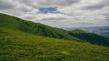 Gün batımları dağların üzerinde güzel, güzel Karpatlar, bulutların içindeki dağlar, şelale, yakın çekim.