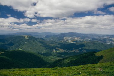 Gün batımları dağların üzerinde güzel, güzel Karpatlar, bulutların içindeki dağlar, şelale, yakın çekim.