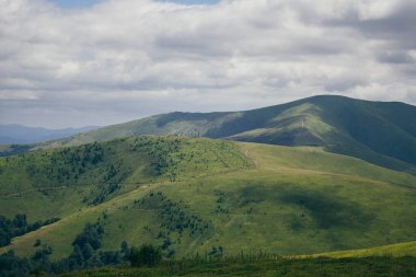 Gün batımları dağların üzerinde güzel, güzel Karpatlar, bulutların içindeki dağlar, şelale, yakın çekim.