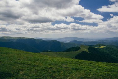 Gün batımları dağların üzerinde güzel, güzel Karpatlar, bulutların içindeki dağlar, şelale, yakın çekim.