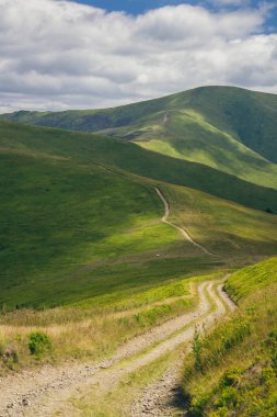 Gün batımları dağların üzerinde güzel, güzel Karpatlar, bulutların içindeki dağlar, şelale, yakın çekim.