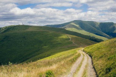 Gün batımları dağların üzerinde güzel, güzel Karpatlar, bulutların içindeki dağlar, şelale, yakın çekim.