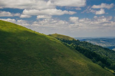 Gün batımları dağların üzerinde güzel, güzel Karpatlar, bulutların içindeki dağlar, şelale, yakın çekim.