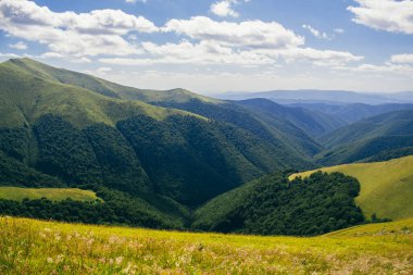 Gün batımları dağların üzerinde güzel, güzel Karpatlar, bulutların içindeki dağlar, şelale, yakın çekim.
