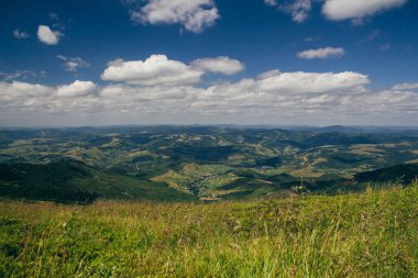 Gün batımları dağların üzerinde güzel, güzel Karpatlar, bulutların içindeki dağlar, şelale, yakın çekim.