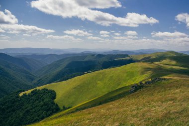 Gün batımları dağların üzerinde güzel, güzel Karpatlar, bulutların içindeki dağlar, şelale, yakın çekim.
