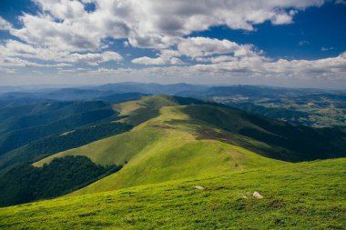 Gün batımları dağların üzerinde güzel, güzel Karpatlar, bulutların içindeki dağlar, şelale, yakın çekim.