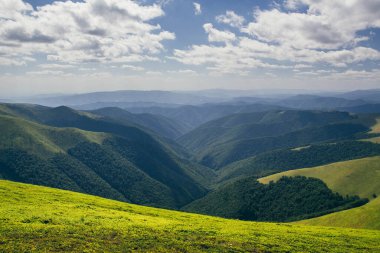 Gün batımları dağların üzerinde güzel, güzel Karpatlar, bulutların içindeki dağlar, şelale, yakın çekim.