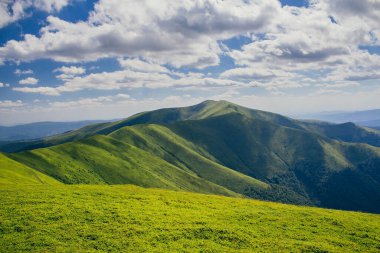 Gün batımları dağların üzerinde güzel, güzel Karpatlar, bulutların içindeki dağlar, şelale, yakın çekim.